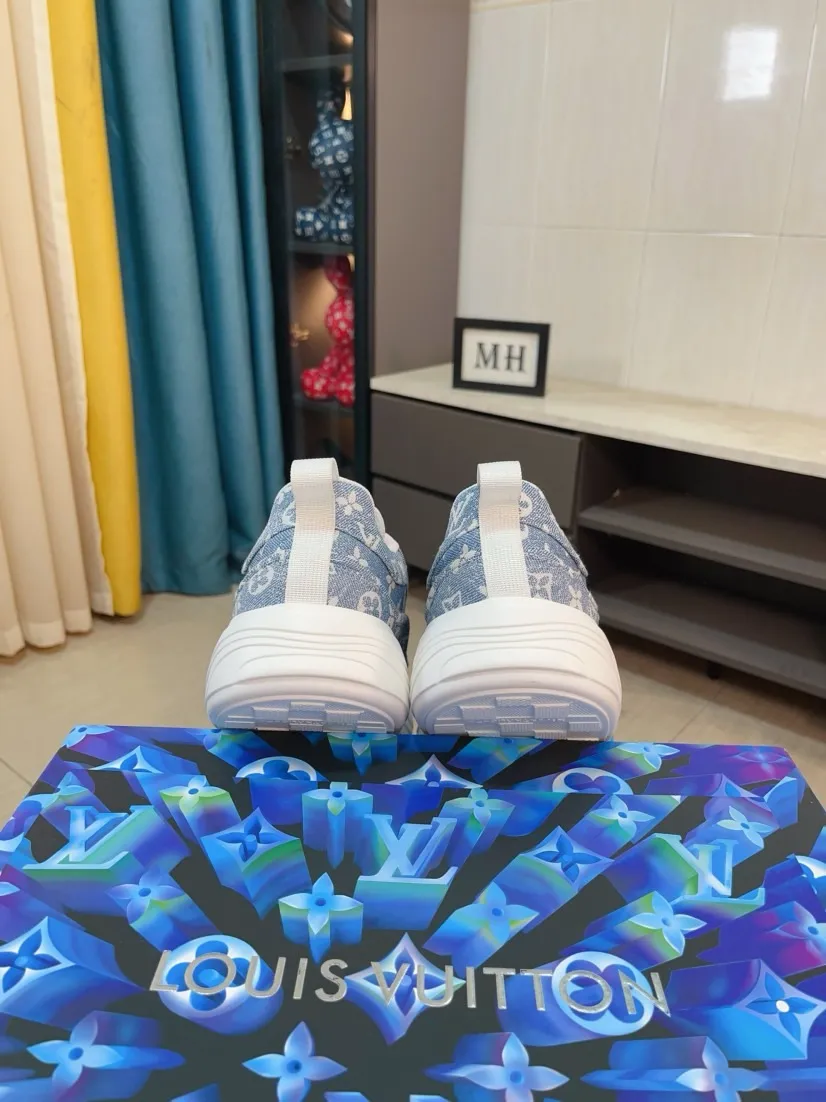 Men's men's shoes 💰560🌸🌸 LV style is novel and fashionable, the upper is made of imported cowhide + LV special materials! Super trendy design! It’s eye-catching! The leather is soft, delicate, shiny and translucent, showing the ultimate in pure handcraftsmanship, and the mesh is soft, comfortable and breathable! Size: 39-44 (38 45 customized)